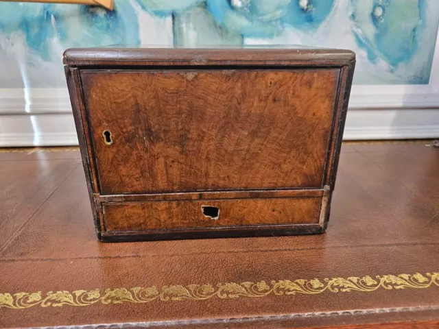 Hermosa caja de bloqueo de madera antigua / gabinete de escritorio - que necesita restauración