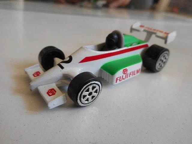Corgi Mac Laren M23B Formule 1 N°5 Fittipaldi Texaco avec roues démontables 1/18