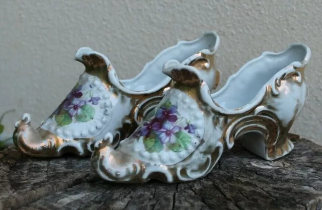 ancienne paire de chaussure en porcelaine a décor de fleurs des violettes