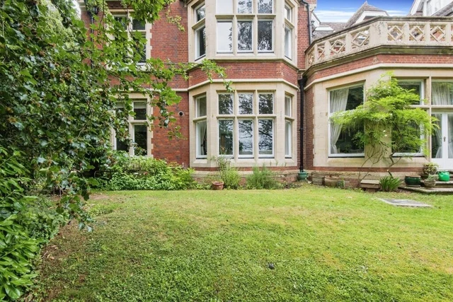 2 Bedroom Flat in Stunning Manor House Conversion - easy reach of Winchester 3