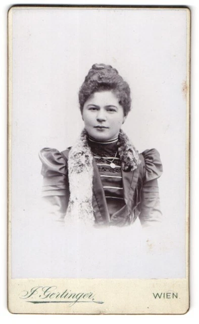 Fotografie J. Gertinger, Wien, Junge Dame im Kleid mit Pelz CDV /Kabinett-Foto
