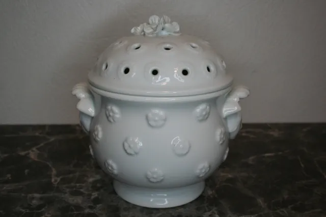 joli pot pourri en porcelaine blanche, hauteur 16.5 cm