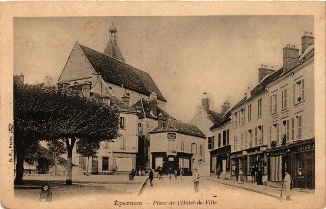 CPA ÉPERNON - Place de l'Hotel-de-VILLE (385411)