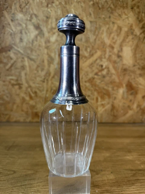 Paire de flacons en cristal gravé, la monture en argent à décor floral