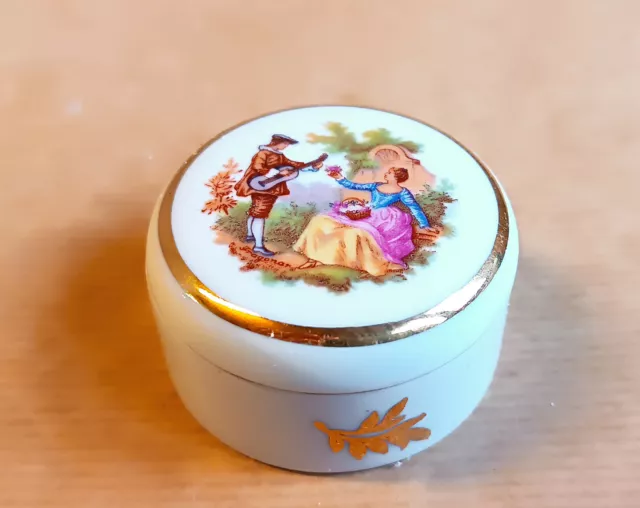 Petite boite à bijoux porcelaine Limoges France.Décor de galante.