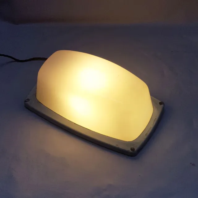 Mauve Coughtrie Industrielle Bulkhead Lampe