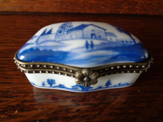 Boîte à pilules vintage en porcelaine de limoges france