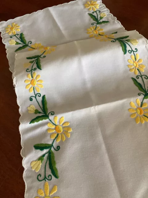 Sweet Vintage Linen Blend Hand Embroidered Sunflowers Runner Scalloped Edge Exc