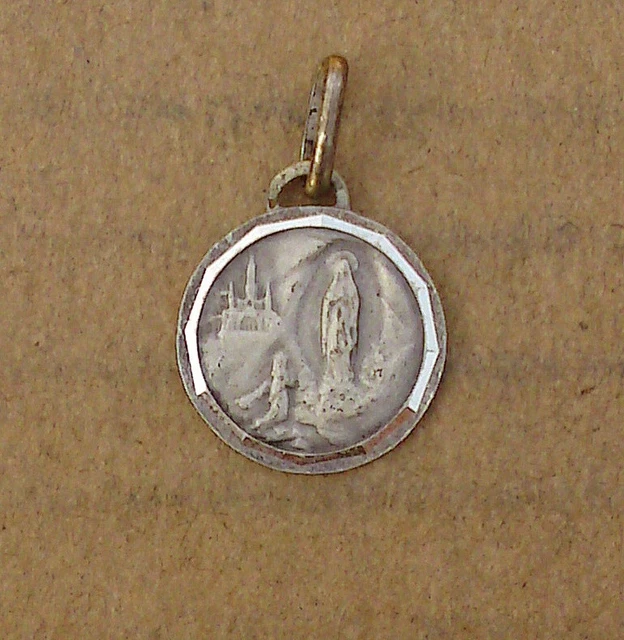 Kleiner Pilgeranhänger - Notre Dame Lourdes- Marienerscheinung Lourdes- (AX215)