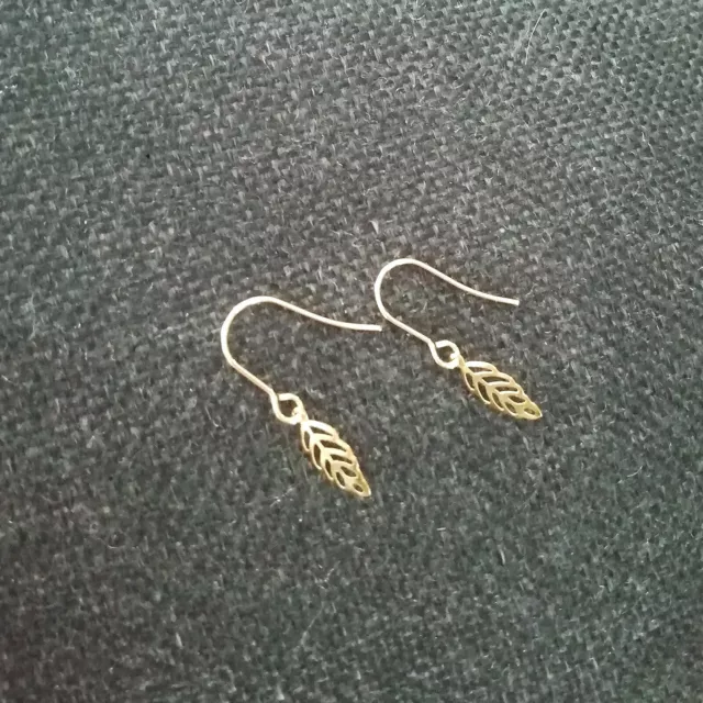 1 PAIRE de BOUCLES D'OREILLES DORE ACIER INOXYDABLE FEUILLES HYPOALLERGENIQUE