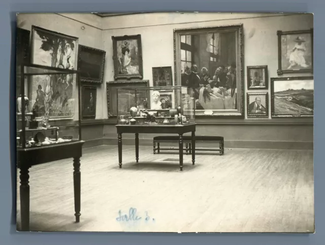 France, Intérieur d&#039;un Musée. Salle 3 Vintage silver print.  Tirage argen