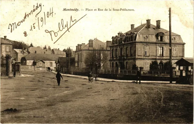 CPA Montmédy - Place et Rue de la Sous-Préfecture (178524)