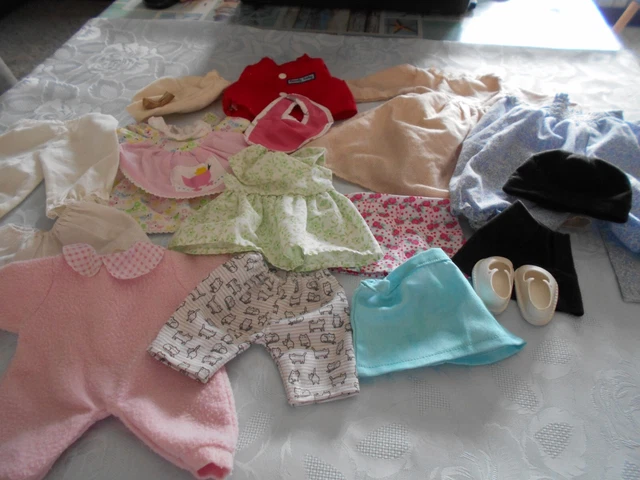 poupée lot vêtements et une paire de chaussures