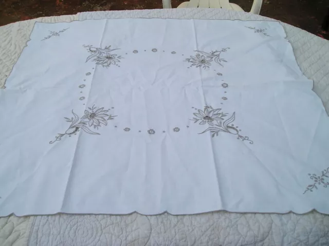 petite nappe ancienne brodée main de 75x85cm