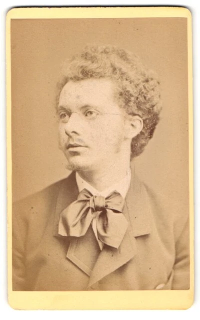 Fotografie Otto Reitmayer, München, Portrait junger Mann mit lockigem Haar und