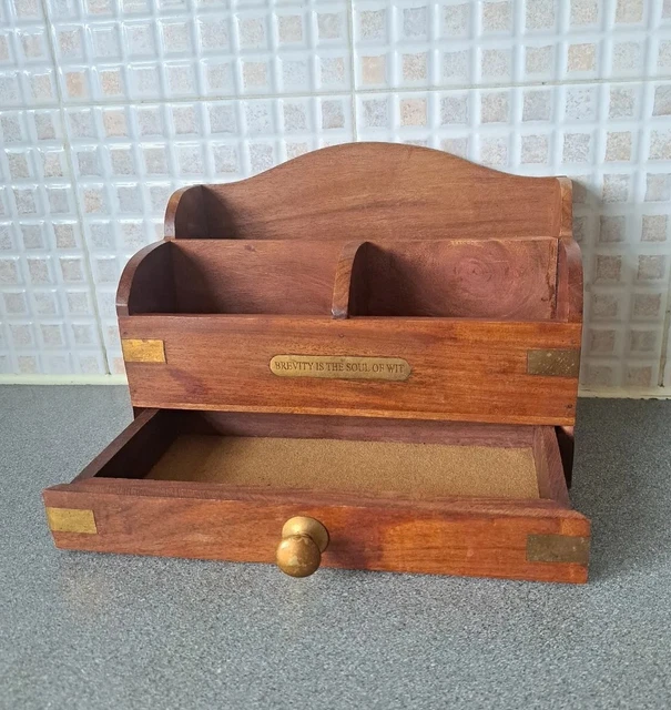 Estante vintage para escribir cartas de madera y latón con cajón y placa de latón