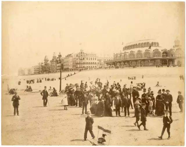 Belgique, Ostende, Le casino et la digue Vintage albumen print Tirage albuminé