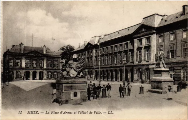 CPA AK METZ - La Place d'Armes et l'Hotel de Ville (455239)