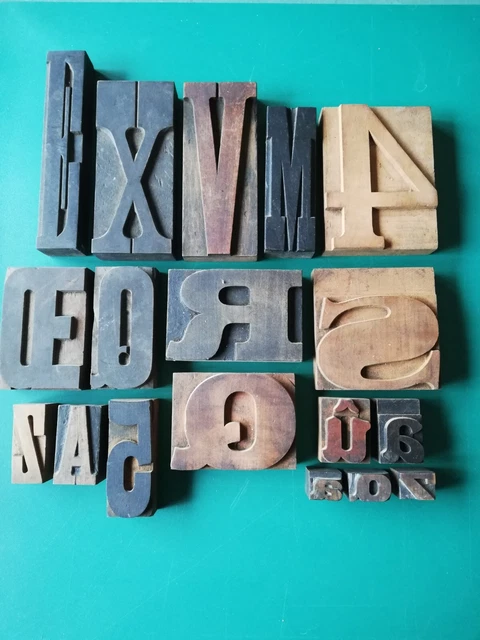 Lot De 84 Tampons En Bois Allemand - Alphabet Majuscule/minuscule, Chiffres Et Symboles - Boîte De Rangement Incluse
