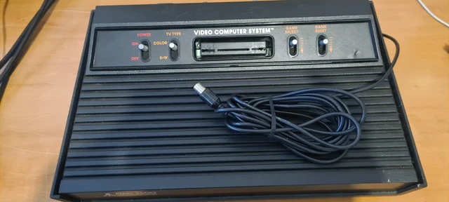 1RE ÉDITION FRANÇAISE datée Mars 1981 REV. 1 console Atari 2600 (option MOD AV) EUR 800,00 - FR