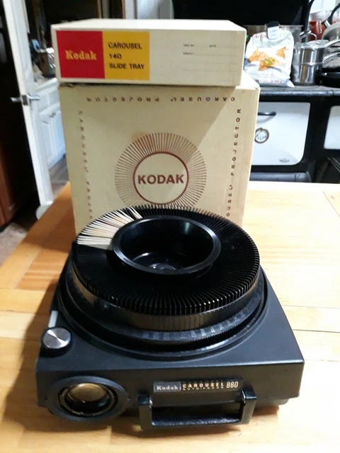 Proyector deslizante de enfoque automático personalizado Kodak Carousel 860 sin cable de alimentación sin probar.