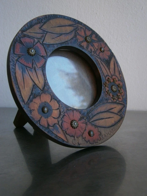 Petit Cadre photo rond Art Déco Bois gravé Décor Clouté Floral 1925 Ancien