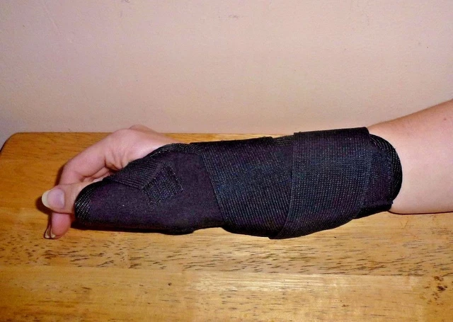 Soporte universal para muñeca y antebrazo negro Medline Curad