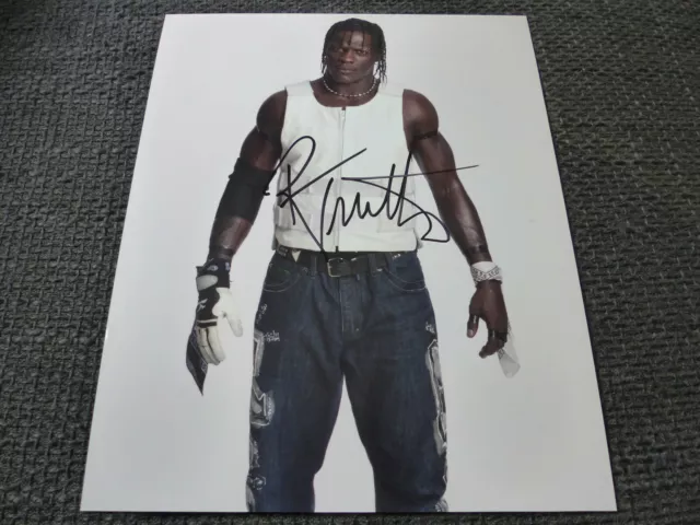 R-TRUTH signed Autogramm auf 20x25 cm Bild InPerson LOOK
