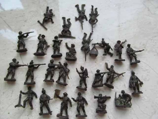 vintage Army Soldiers Military Action Figures Model Kits 24 pcs. Mini 2.5cm RARE