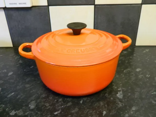 Le Creuset Gusseisen Auflaufschale und Deckel - orange Oberfläche - Gr. 20 cm