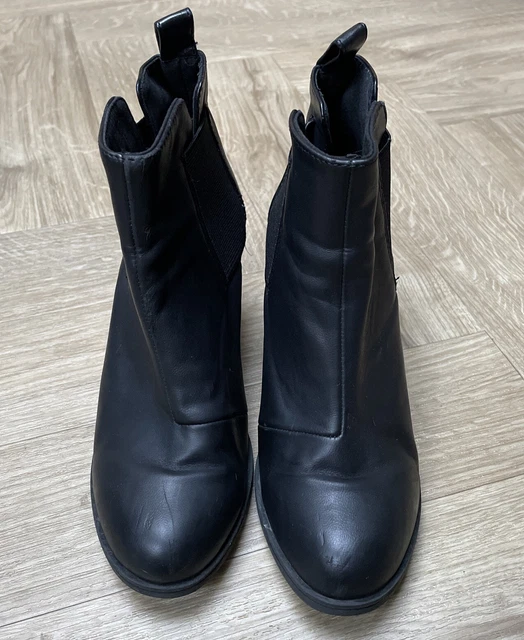 divided ankle boots