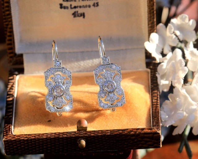 Boucles D'oreilles Dormeuses Argentées - Motif Petite Fleur Avec CZ Vert - Légères Et Neuves
