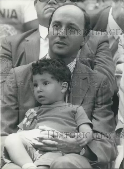 1984 Press Photo Prime Minister Laurent Fabius & Son Thomas Watch Tour de France