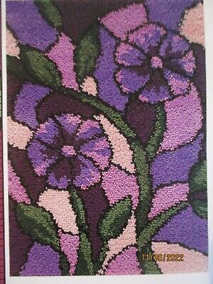 "Kit de fabricación de alfombras de gancho de pestillo flores púrpuras ""Alfombra de vidrieras"