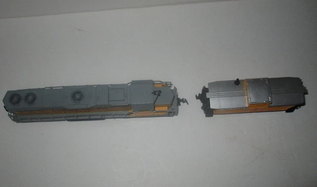 Vtg LIFE LIKE HO UNION PACIFIC #2047 DIESEL ENGINE LOCOMOTIVE & UP 49940 CABOOSE 3
