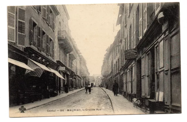 CPA - 15 - MAURIAC - LA GRANDE RUE - animée - vierge