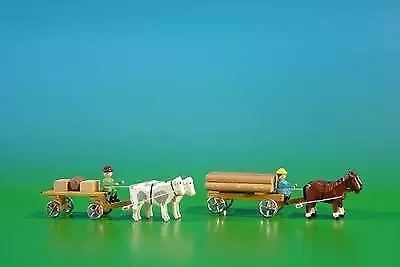 2 Miniatur Gespanne Lattenwagen in natur mit Ochsen , Ladung: 2 Kisten, 1 Fass u