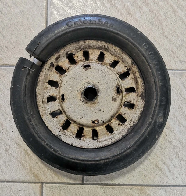 Gros plan d'une roue rouge de voiture de sport photo - Photo Pneu