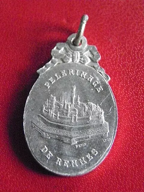 Medaille Religieuse Ancienne. Pelerinage De Rennes. Aluminium.