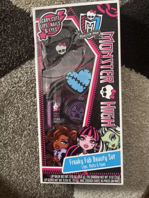 Monster High Freaky Fab Beauty Set Bálsamo labial Gloss Press on Nails Eye Shadow NIB 2