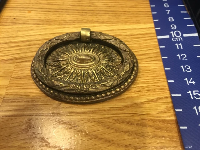 Une seule poignée - poignée de tiroir en laiton ovale antique vintage récupérée ornée.