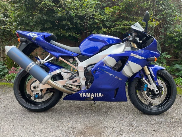 YAMAHA R1 YZF 1000 Only 2994 Miles Blue 100 Mint Condition