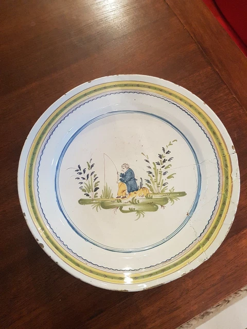 Grand plat en faience XVIII ème s,décor de pécheur Nord de la France