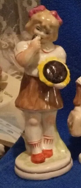 Niña de la URSS con figura de porcelana rusa ucraniana de girasol