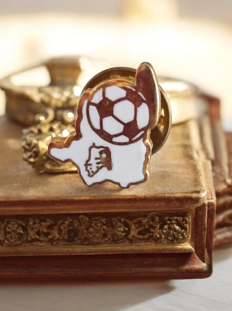 EBC) pin's vintage + attache fcc isle d'espagnac football