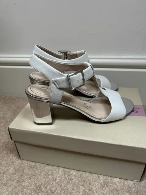 CLARKS WHITE SILVER leather Susie Deva mid heel Cushion Plus