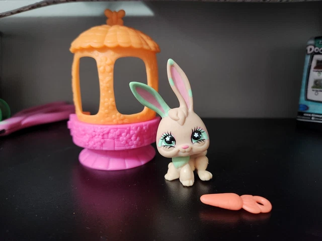 LITTLEST PET SHOP Rare Beige Bunny Rabbit with Accessories Castle
