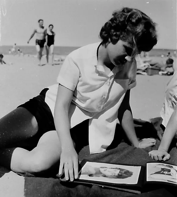VTG 1950s MEDIUM FORMAT NEGATIVE BEACH SCENE BRUNETTE LOOKING AT PHOTOS 78-1