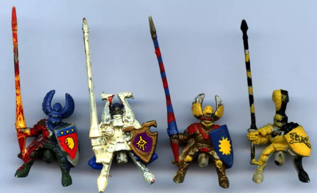 Figurine plastique WARHAMMER  - lot de 4 CAVALIERS avec lance et bouclier - A24