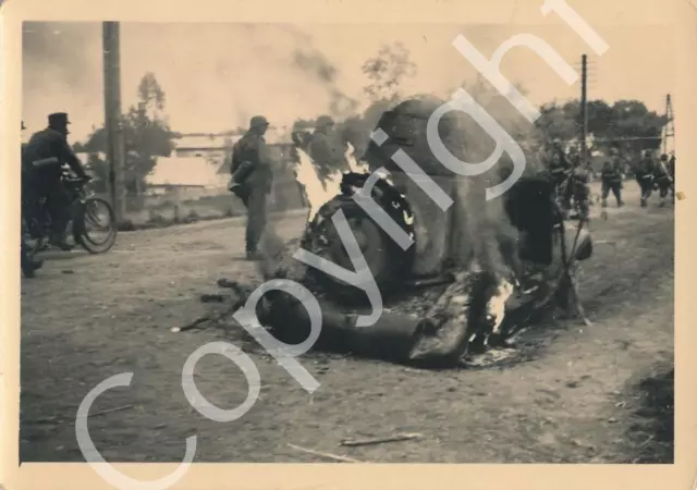 FOTO WK2 Russischer Radpanzer brennt - Wehrmacht Soldaten X55 EUR 34,90 ...